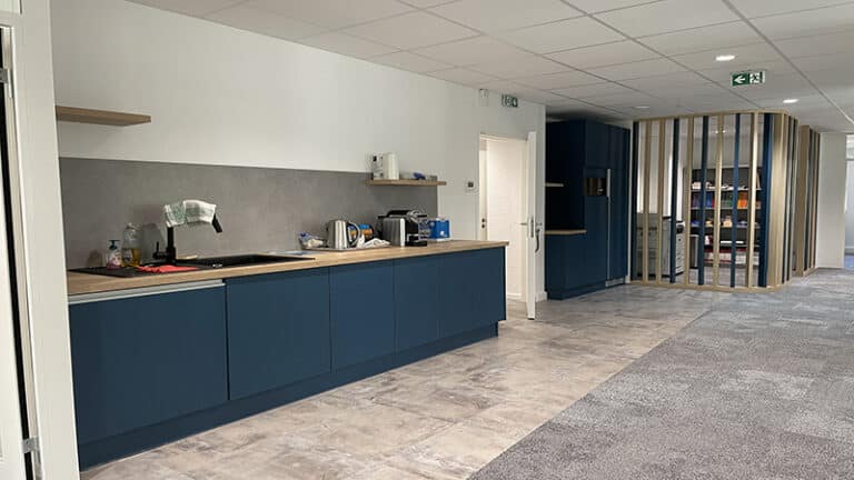 Cuisine et coin reprographie design bureaux Lyon