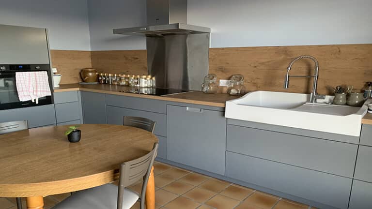 Cuisine laque mate espace optimisé Semons